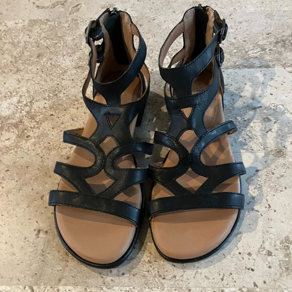 NWOB Gentle Souls by Kenneth Cole Women's Hallie Flat Black Leather Sandals 7.5 - Picture 9 of 12